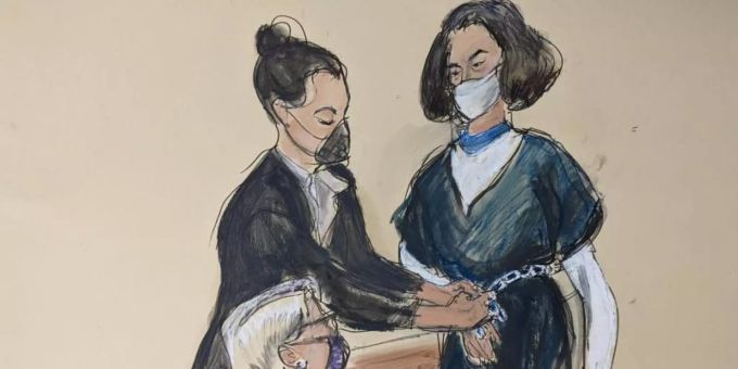 Auf dieser Gerichtsskizze steht Ghislaine Maxwell vor ihrer Anwältin Bobbi Sternheim, während eine Gerichtsangestellte ihr vor einer Anhörung die Fesseln abnimmt. Foto: Elizabeth Williams/FR142054 AP/dpa Auf dieser Gerichtsskizze steht Ghislaine Maxwell vor ihrer Anwältin Bobbi Sternheim, während eine Gerichtsangestellte ihr vor einer Anhörung die Fesseln abnimmt. Foto: Elizabeth Williams/FR142054 AP/dpa