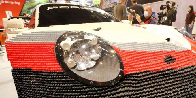 Ein Porsche 911 RSR, dessen Karosserie zur Hälfte aus Lego-Steinen besteht, auf der Tuningmesse «Essen Motor Show». Foto: Roland Weihrauch/dpa Ein Porsche 911 RSR, dessen Karosserie zur Hälfte aus Lego-Steinen besteht, auf der Tuningmesse «Essen Motor Show». Foto: Roland Weihrauch/dpa