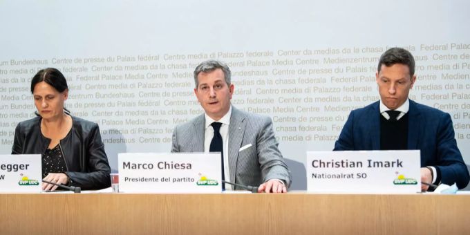 Marco Chiesa von der SVP (mitte) - greift die Energiestrategie 2050 an. Marco Chiesa