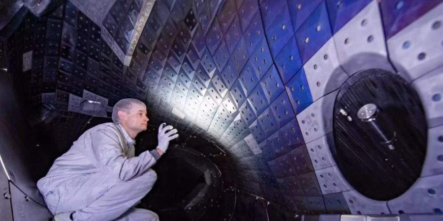 Blick auf Kohlestoff-Kacheln im ringförmigen Plasmagefäss des Forschungsreaktor «Wendelstein 7-X». Foto: Stefan Sauer/dpa