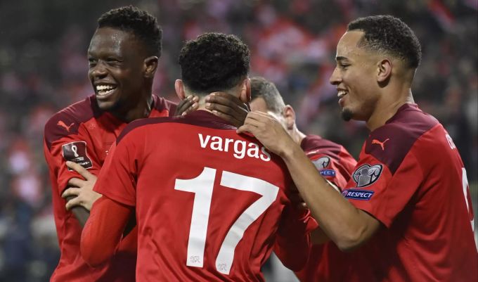 Denis Zakaria (links) jubelt mit seinen Nati-Kollegen. Zakaria Nati Mönchengladbach