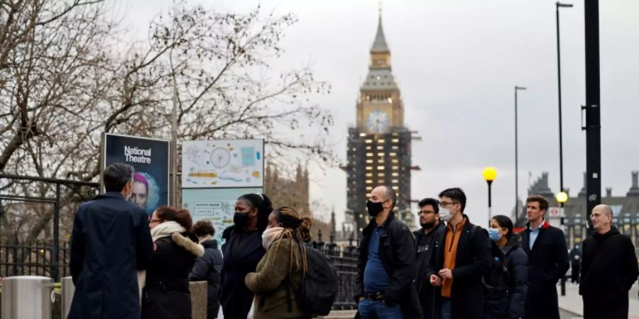 Warteschlange für Corona-Impfung in London