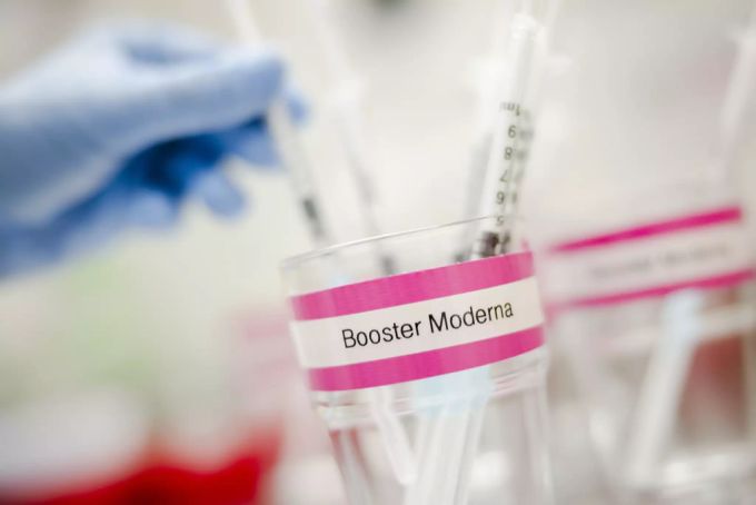 Booster-Impfungen des Moderna-Impfstoff Spikevax stehen bereit, im November 2021, in Zürich. Moderna Booster