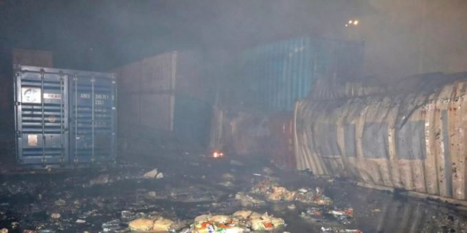 Ausgebrannte Container im Hafen von Latakia, Syrien Syrien