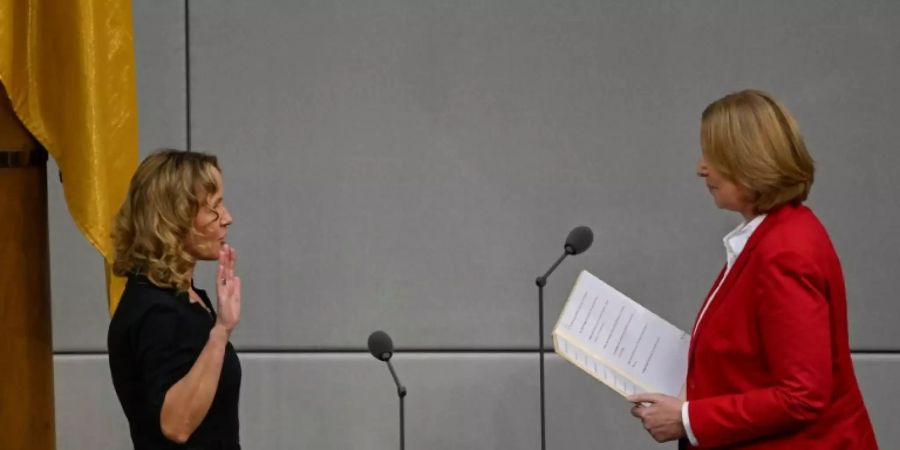 Bundesumweltministerin Lemke spricht die Eidesformel