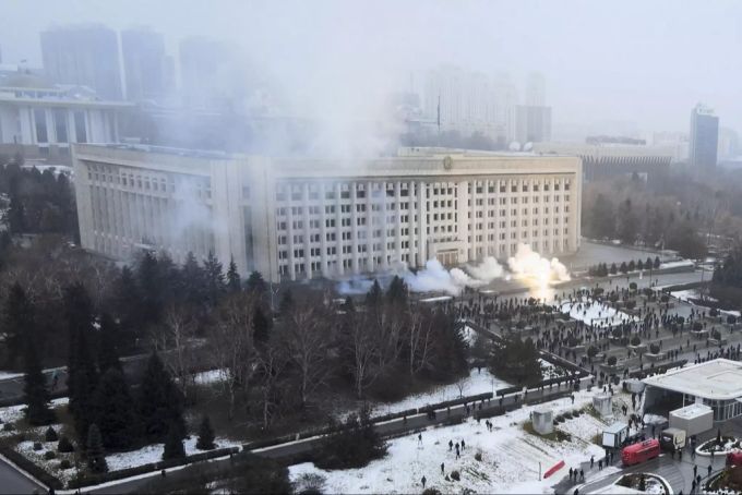 Die Stadtverwaltung von Almaty (Kasachstan) in Brand. kasachstan