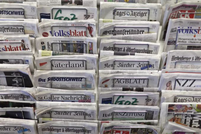 Ein Zeitungsstand in 2012. Seither hat sich die Medienvielfalt in der Schweiz stark verkleinert. Zeitungen Medienvielfalt
