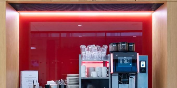 Obwohl Corona die Aufsteller von Snack- und Kaffeeautomaten kräftig getroffen hat, schrumpft die Zahl der Geräte nicht, wie es beim Branchenverband BDV heisst. Foto: Soeren Stache/dpa-Zentralbild/dpa Obwohl Corona die Aufsteller von Snack- und Kaffeeautomaten kräftig getroffen hat, schrumpft die Zahl der Geräte nicht, wie es beim Branchenverband BDV heisst. Foto: Soeren Stache/dpa-Zentralbild/dpa