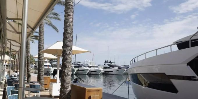 Lange wurde Mallorca als «Putzfrauen-Insel» verspottet, dann wurde sie für «Sauftouristen» geschmäht. Nun erlebt die Insel einen Ansturm der Reichen. Foto: Clara Margais/dpa Lange wurde Mallorca als «Putzfrauen-Insel» verspottet, dann wurde sie für «Sauftouristen» geschmäht. Nun erlebt die Insel einen Ansturm der Reichen. Foto: Clara Margais/dpa