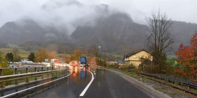 Bei der Streifkollision wurde die Lenkerin des Sattelschleppers verletzt. Streifkollision