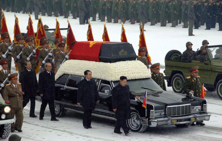 Kim Jong-Un läuft am 28. Dezember 2011 neben einem Auto mit dem Sarg seines verstorbenen Vaters Kim Jong-Il.