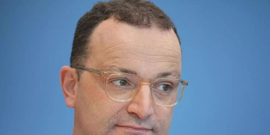 Aus «Fairness»: Gesundheitsminister Jens Spahn verteidigt Abschaffung von kostenlosen Corona-Tests. Foto: Michael Kappeler/dpa