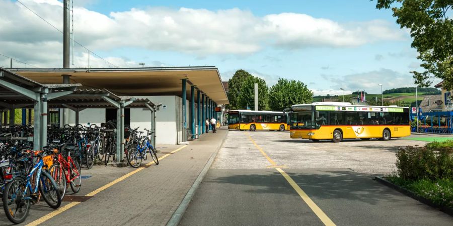 Bahnhofplatz am Bahnhof Frick.