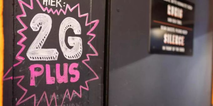 Heinweis auf 2G+ bei einer Bar. 2G+ bundesrat verlängert