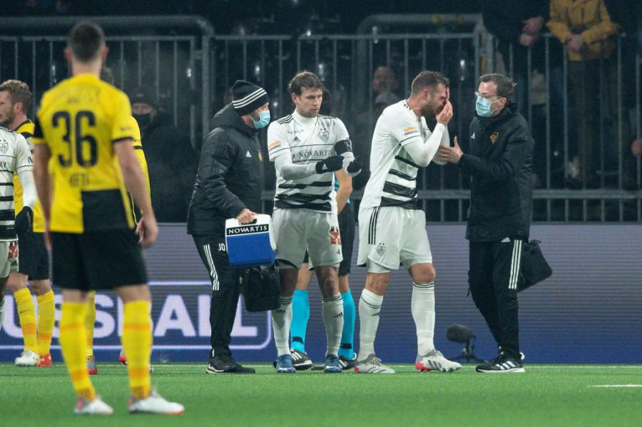 FCB-Star Pajtim Kasami wird beim Jubel von einem Feuerzeug getroffen.