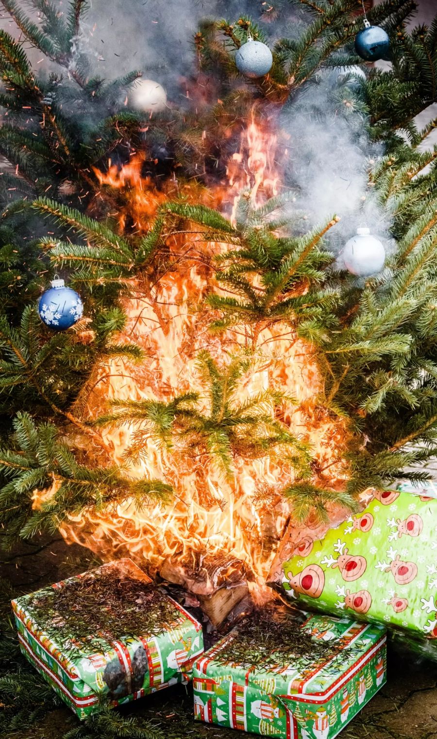 Weihnachtsbaum brennt