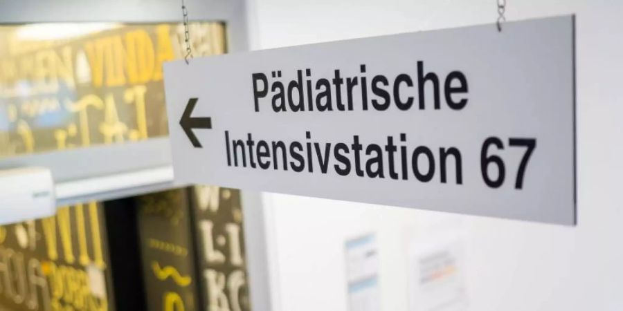 Auf Kinderintensivstationen in Deutschland ist die Zahl der Corona-Fälle laut Divi-Intensivregister im November deutlich gestiegen, allerdings auf niedrigem Niveau. Foto: Ole Spata/dpa
