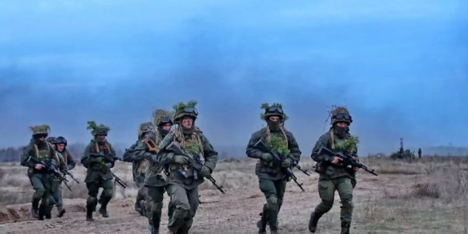 Ukrainische Soldaten durchqueren ein Feld im Ort Stare südlich der Haupstadt Kiew. Schweden hat sich dafür ausgesprochen, EU-Militärausbilder in die Ukraine zu schicken. Foto: -/Ukrinform/dpa Ukrainische Soldaten durchqueren ein Feld im Ort Stare südlich der Haupstadt Kiew. Schweden hat sich dafür ausgesprochen, EU-Militärausbilder in die Ukraine zu schicken. Foto: -/Ukrinform/dpa