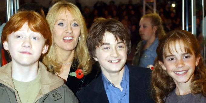 Die Schauspieler Rupert Grint (vorn, l-r), Daniel Radcliffe und Emma Watson und die Autorin J. K. Rowling bei der Weltpremiere des ersten Harry-Potter-Films in London vor 20 Jahren. harry potter