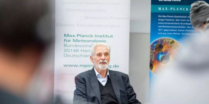 Klaus Hasselmann gibt im Max-Planck-Institut für Meteorologie eine Pressekonferenz. Der Forscher erdachte ein Modell, dass Wetter und Klima in Verbindung setzt. Foto: Daniel Reinhardt/dpa Klaus Hasselmann gibt im Max-Planck-Institut für Meteorologie eine Pressekonferenz. Der Forscher erdachte ein Modell, dass Wetter und Klima in Verbindung setzt. Foto: Daniel Reinhardt/dpa