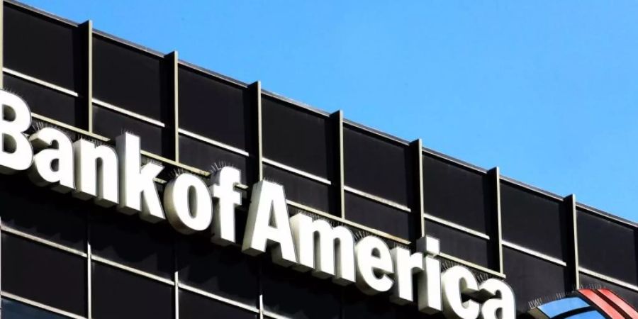 Das Logo der Bank of America ist auf der Fassade eines Gebäudes in Los Angeles zu sehen. Nach der grössten US-Bank JPMorgan nun weitere wichtige Geldhäuser - darunter Bank of America - kräftige Gewinnsprünge gemeldet. Foto: Uli Deck/dpa