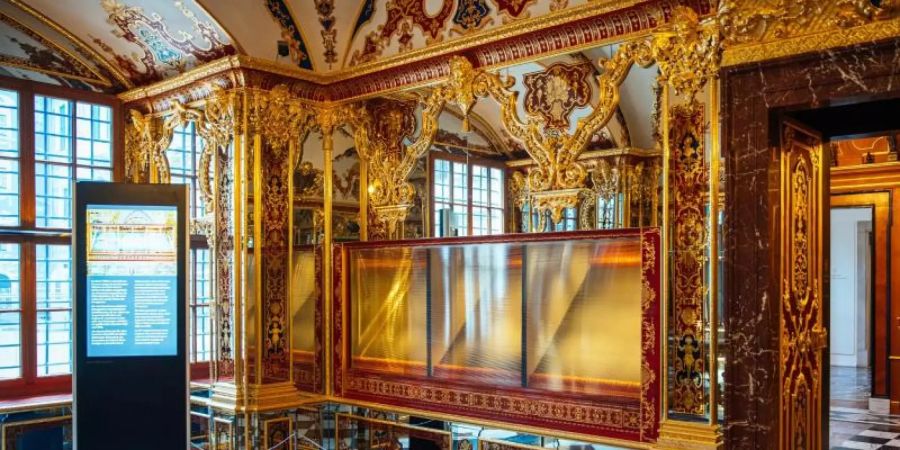 Die ausgeraubte Vitrine im Juwelenzimmer des Historischen Grünen Gewölbes im Residenzschloss in Dresden im Mai vergangenen Jahres. Foto: Oliver Killig/dpa-Zentralbild/dpa