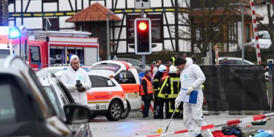 Einsatzkräfte sichern Spuren, nachdem in Volkmarsen ein Auto in den Rosenmontagszug gefahren war. Foto: Uwe Zucchi/dpa
