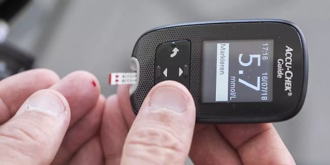 Ein Diabetiker misst seinen Blutzuckerwert: Verborgenes Vorhofflimmern kommt bei Menschen mit Diabetes einer Studie zufolge überrascht häufig vor. (Archivbild) Ein Diabetiker misst seinen Blutzuckerwert: Verborgenes Vorhofflimmern kommt bei Menschen mit Diabetes einer Studie zufolge überrascht häufig vor. (Archivbild)