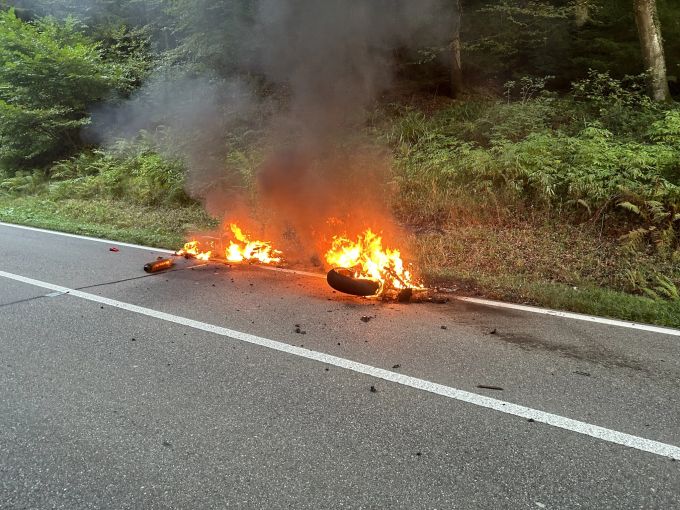 Motorräder gehen in Flammen auf. Motorräder in Flammen