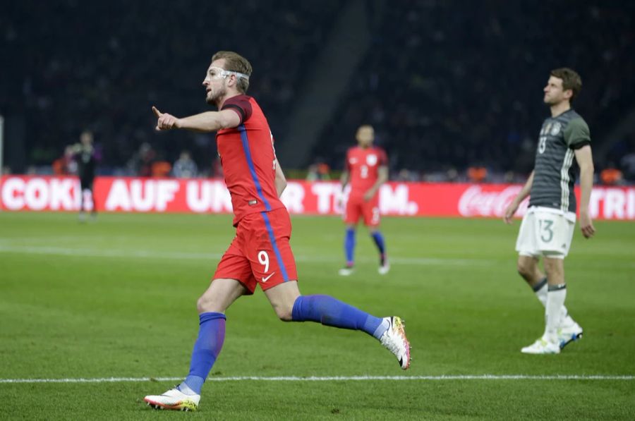 Harry Kane und Thomas Müller als Konkurrenten beim Spiel England gegen Deutschland.