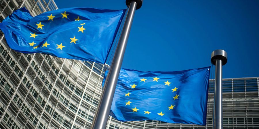 Flaggen der Europäischen Union wehen vor dem Sitz der Europäischen Kommission in Brüssel.