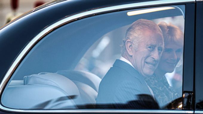 König Charles III. und Königin Camilla reisen nach einem Treffen mit dem französischen Präsidenten Macron in Paris ab. könig Charles macron