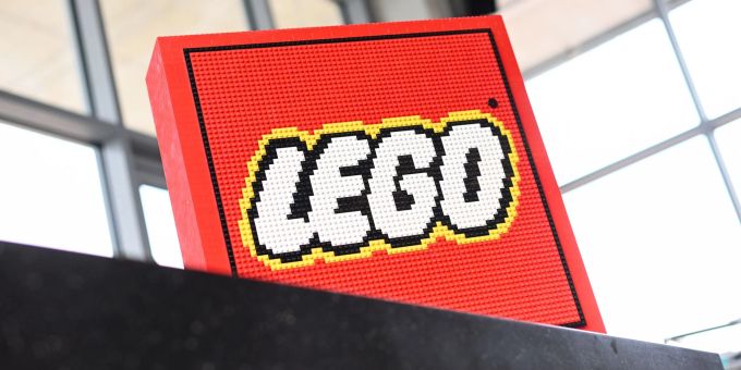 Das aus Lego-Steinen gebaute Logo des dänischen Bauklötzchen-Riesen. Das aus Lego-Steinen gebaute Logo des dänischen Bauklötzchen-Riesen.