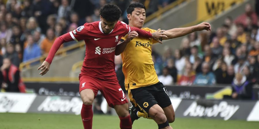 Luis Diaz (Liverpool) gegen Hwang Hee-chan (Wolverhampton) in der Premier League.