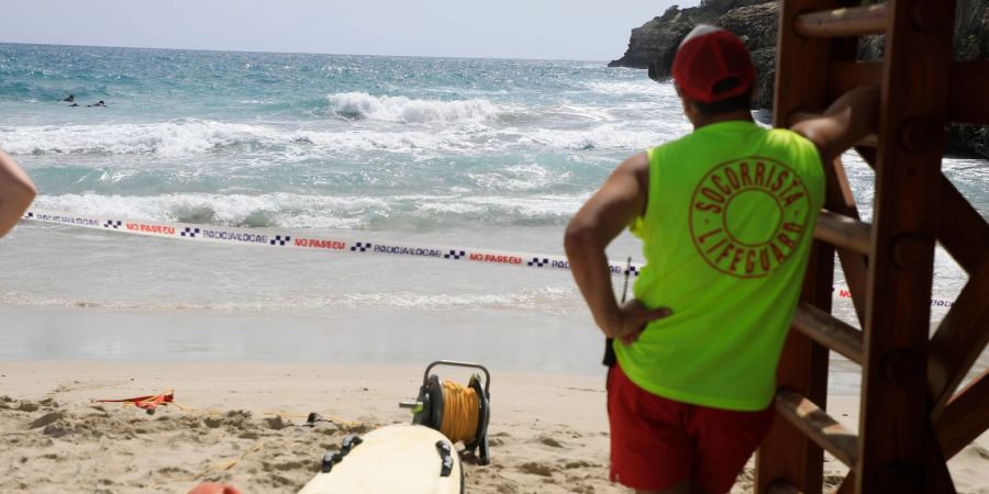An der Ostküste Mallorcas wurden zwei Leichen gefunden. Hier ein Rettungsschwimmer in Cala Anguia.