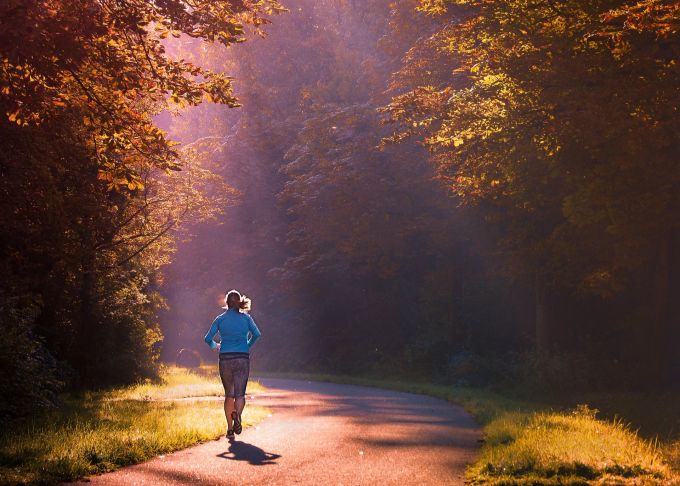 Joggen am Morgen aktiviert den Stoffwechsel. Sport, Morgen, Joggen, Frau