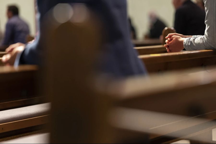 In der Folge traten viele aus der Kirche aus.