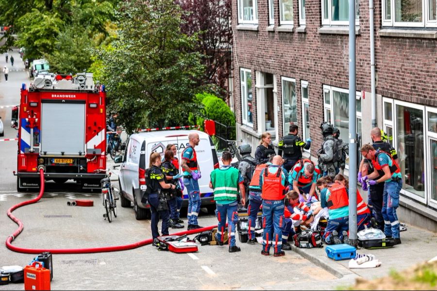 Zuvor hatte der Attentäter in einem Wohnhaus eine Frau und ihre 14-jährige Tochter getötet.
