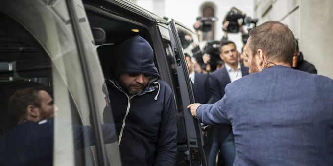 Der 45-jährige Angeklagte am ersten Prozesstag vom 19. September 2023 vor dem Gerichtsgebäude in St.Gallen. Der 45-jährige Angeklagte am ersten Prozesstag vom 19. September 2023 vor dem Gerichtsgebäude in St.Gallen.