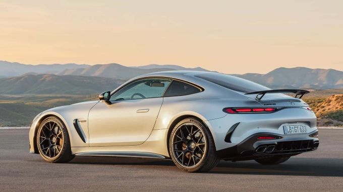 Das knackige Heck wird vom 4Matic-Allrad besonders bevorzurgt, der Spoiler sorgt optionale für mehr Anpressdruck 2023 Mercedes-AMG GT Coupe