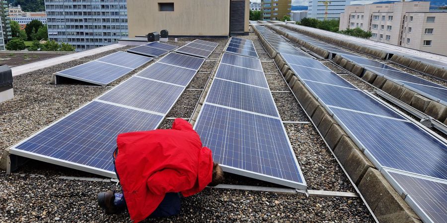 Inspektion einer PV-Anlage: Anlagen müssen nicht nur gebaut, sondern auch überwacht und gewartet werden.