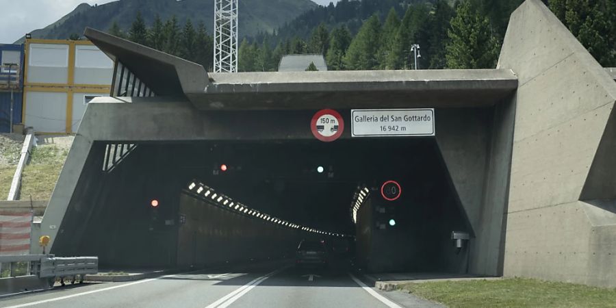 Bis die Autofahrerinnen und -fahrer das Südportal des Gotthardtunnels erreichen, müssen sie sich in Geduld üben. (Archivaufnahme)