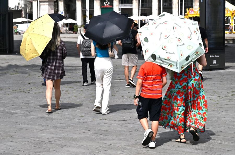 Allgemein heisst es jetzt: Alle Italiener sollen sich zwischen 10 bis 18 Uhr nicht an die Sonne begehen.