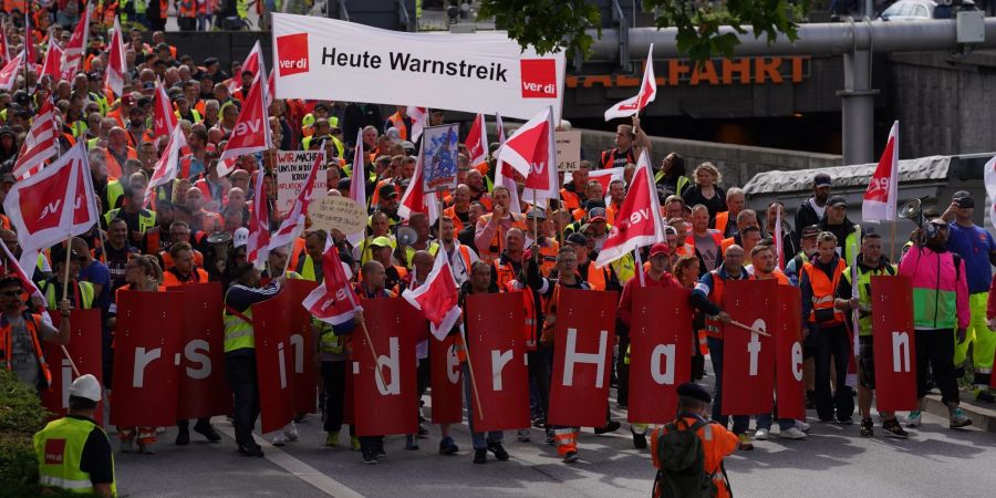 Hafen-Beschäftigte demonstrieren in der Hamburger Innenstadt.