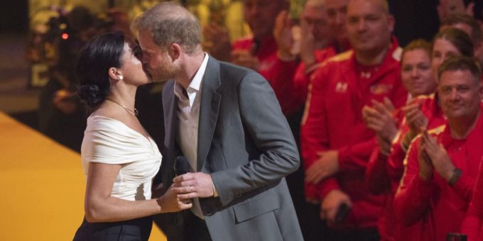 Prinz Harry küsst seine Meghan bei den Invictus Games. prinz harry