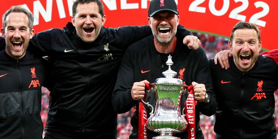 Trainer Jürgen Klopp (2.v.r.) gewann mit dem FC Liverpool den FA Cup.