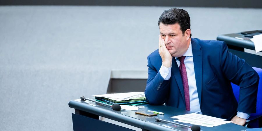 Hubertus Heil (SPD), Bundesminister für Arbeit und Soziales, im Plenum des Deutschen Bundestages.