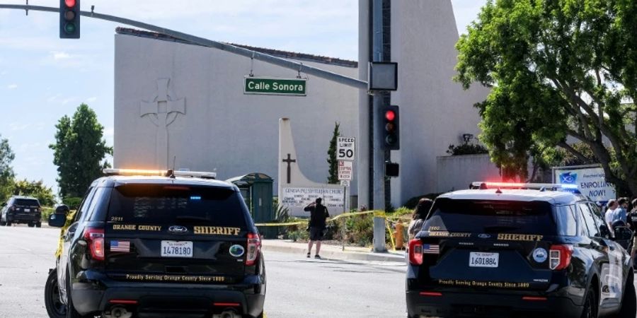 Polizeifahrzeuge vor der Kirche in Laguna Woods