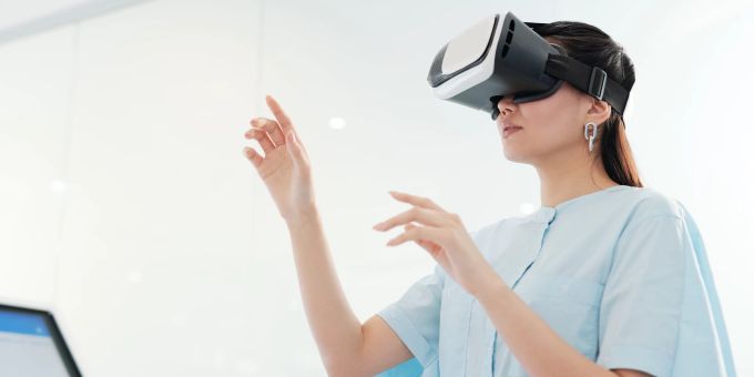 Eine Frau mit einer VR-Brille (Symbolbild). VR Brille Frau