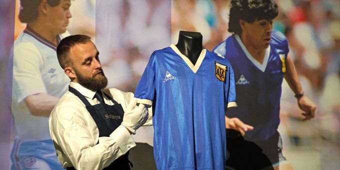 Das argentinische Nationaltrikot, das Diego Maradona im Viertelfinalspiel der WM 1986 in Mexiko trug, wird im Auktionshaus Sotheby' für Fotos ausgestellt. Das argentinische Nationaltrikot, das Diego Maradona im Viertelfinalspiel der WM 1986 in Mexiko trug, wird im Auktionshaus Sotheby' für Fotos ausgestellt.